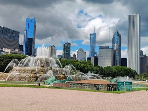 Buckingham Fountain in Grant Park with the Chicago skyline in the background.